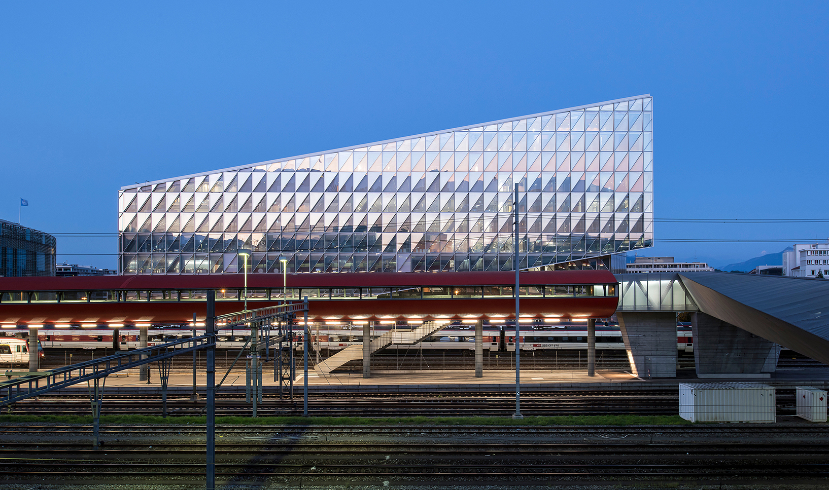 创新双层幕墙系统,打造节能舒适办公空间-11