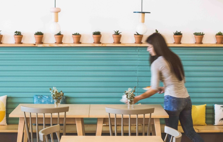 西班牙"绿色咖喱"餐厅,明亮温馨的素食空间-14
