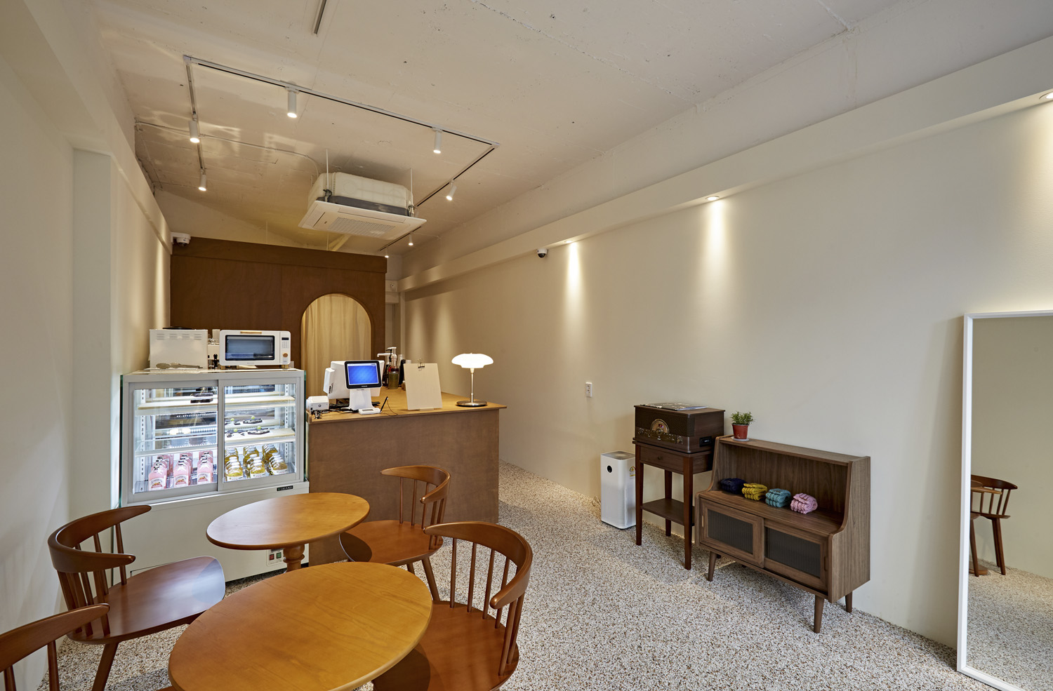 十平米简约咖啡馆，Manoah 诠释白色与木质魅力-8