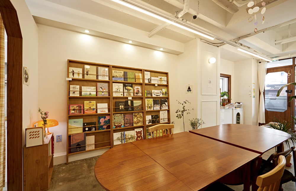 白色与木色交融的极简小书店设计-8