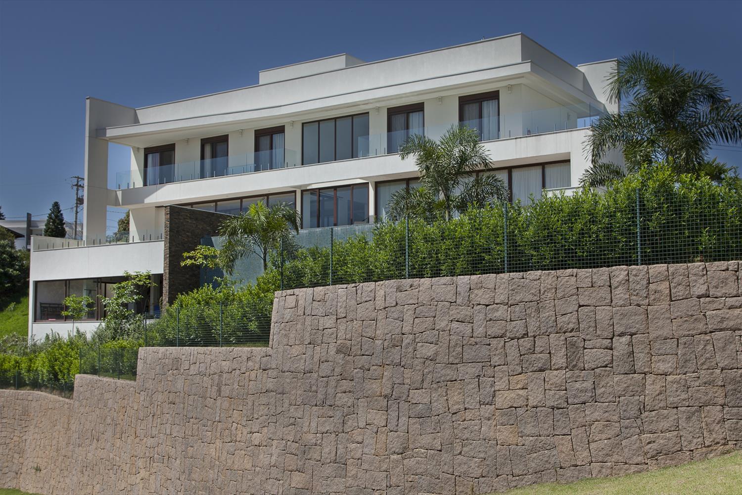 巴西 Pedras 住宅 | 现代设计与自然景观的完美融合-1