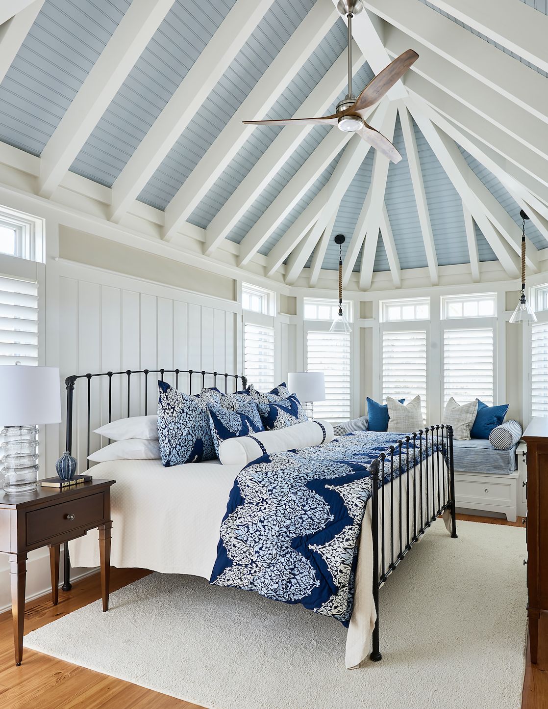 40 Beach Themed Bedroom Ideas to Take You Away-3