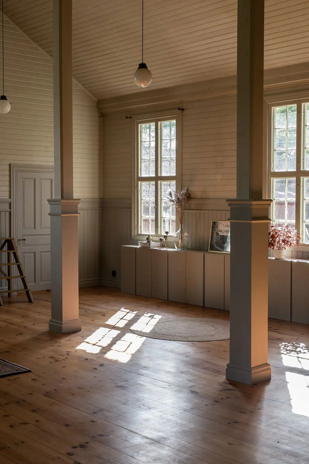 瑞典夫妻妙手改造古老乡村教堂,打造独特夏日居所-17