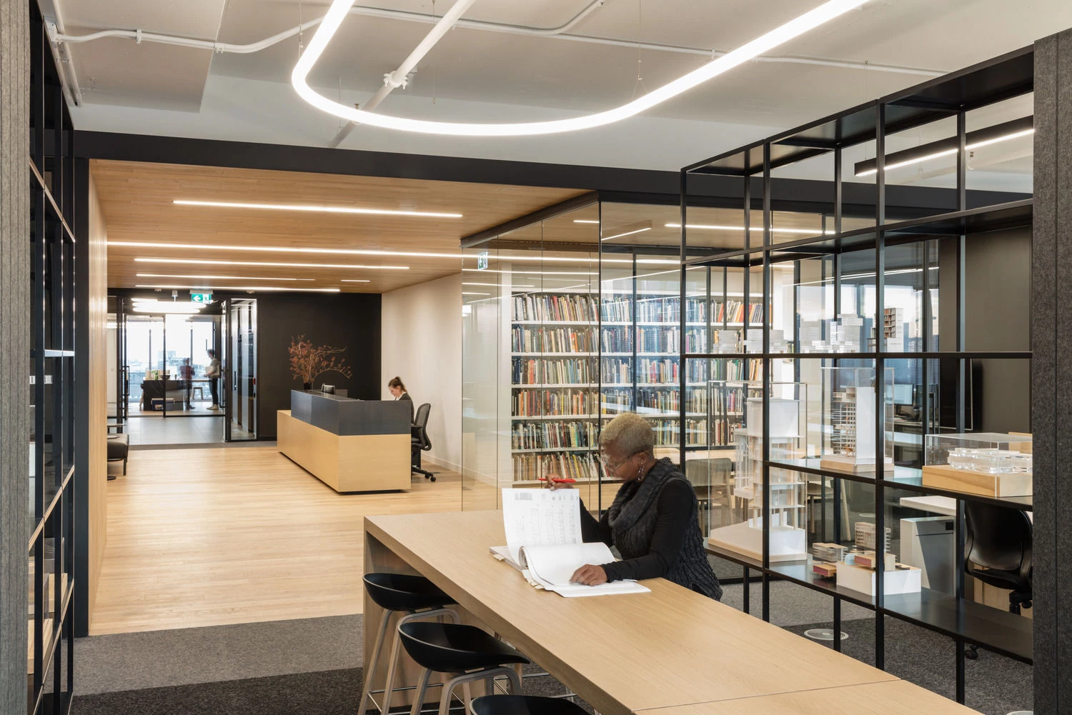 多伦多 KPMB Architects 办公室 | 温馨原木与城市景观的完美结合-21