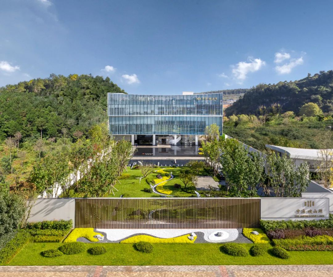 贵阳中海映山湖展示中心 | 山水相融，现代与自然的和谐共生-5
