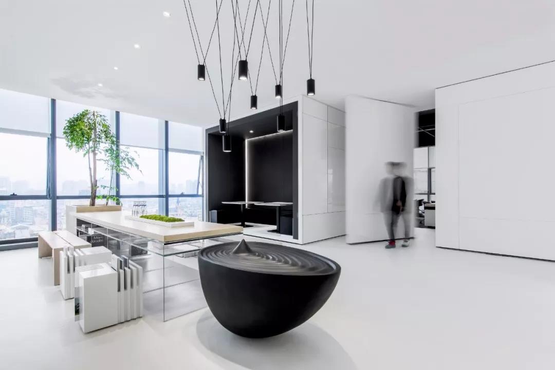 极简白，如何打造前卫艺术的国际办公-12