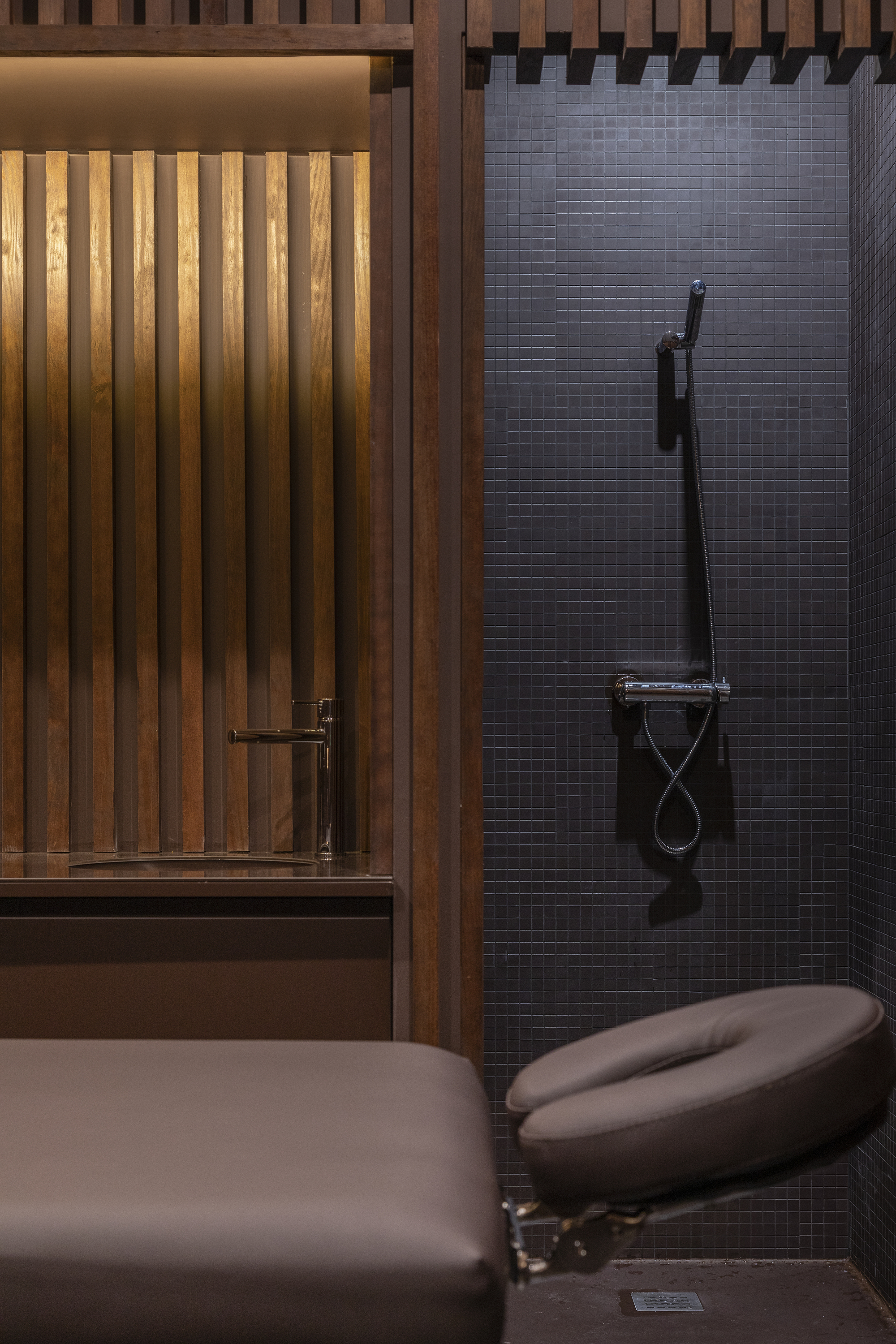 Physiotherapy Clinic / Hinterland Architecture Studio-49