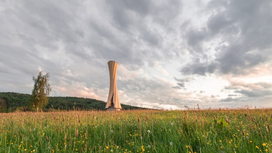 德国乌尔巴赫塔 | 自成型木材的现代建筑表现-3