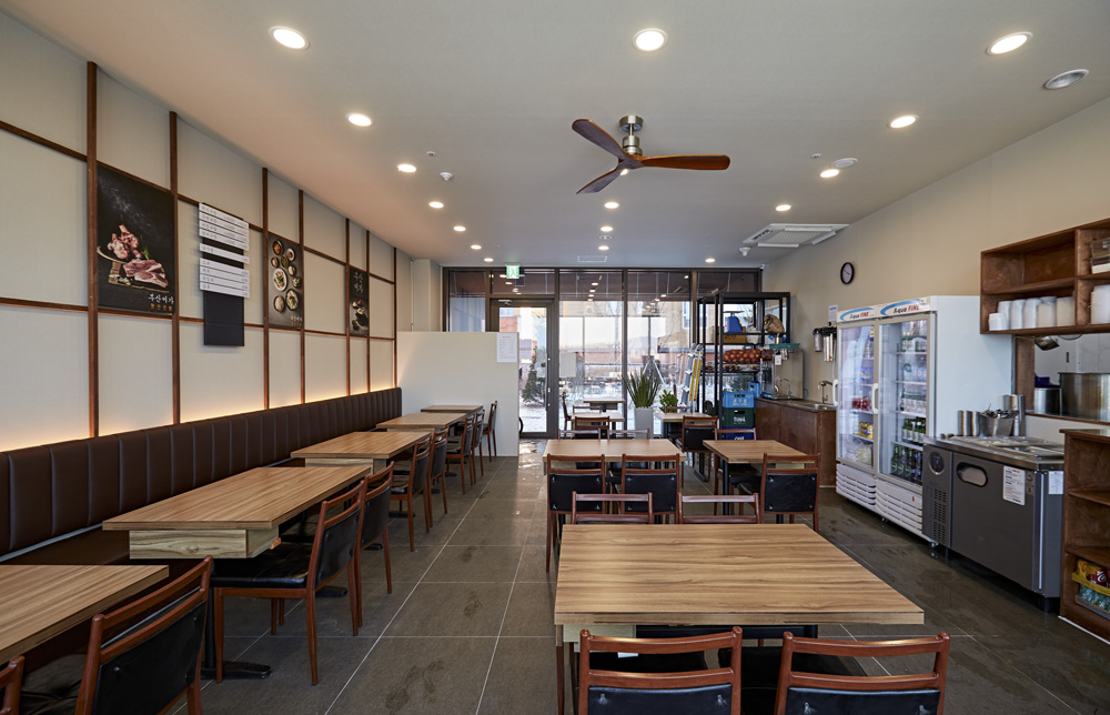 23 坪韩式猪骨汤店，极简工业风打造美食空间-3