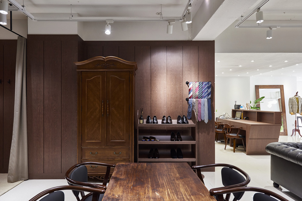 24 坪高级定制服装店，打造优雅黑白空间-16