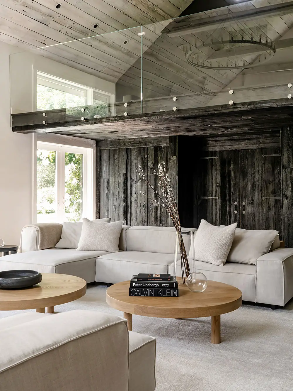 明亮与黑暗的碰撞 | Connecticut 北美风格住宅设计-2