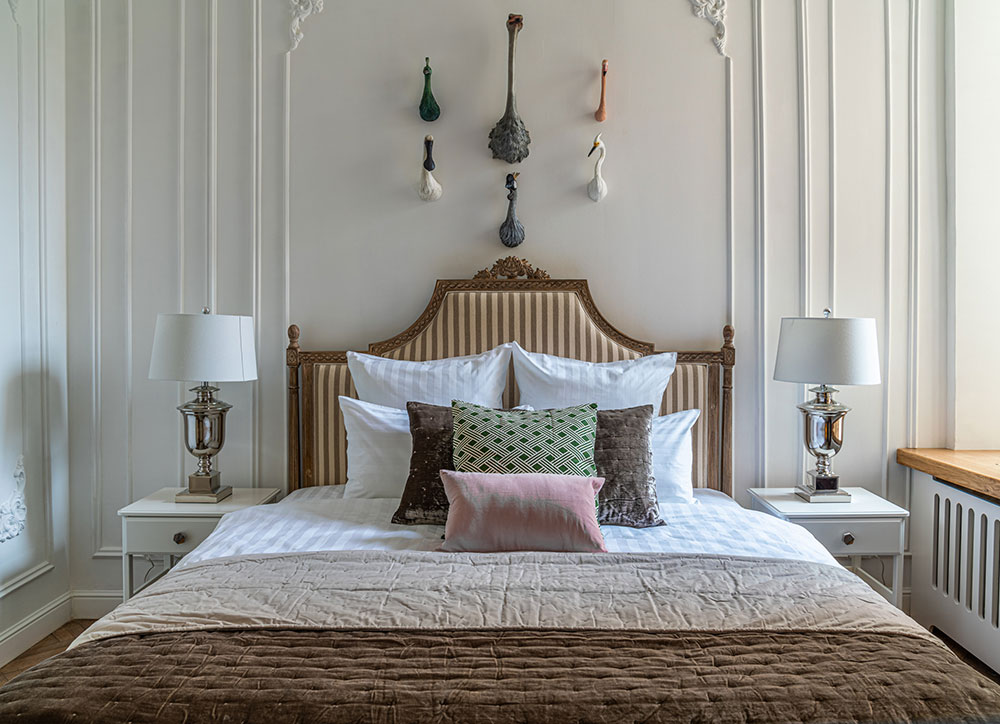 圣彼得堡优雅公寓 | 古典卧室与现代客厅的完美融合-1