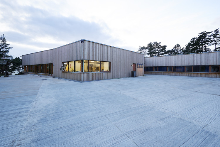 丹麦 Jomsborg 男女童子军设施,融入自然景观的木质建筑-2