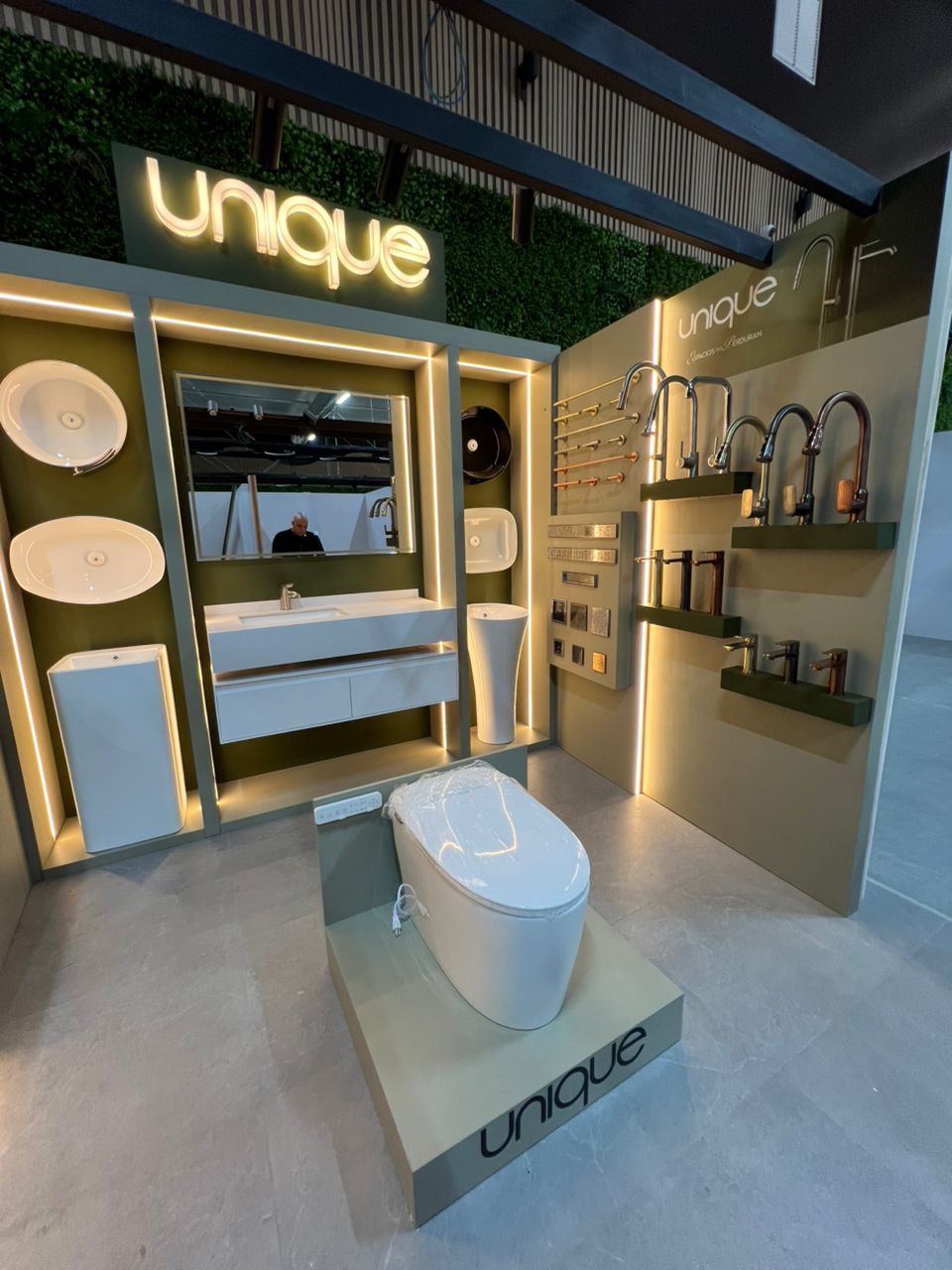 Diseño y fabricación de exhibición de productos UNIQUE-8