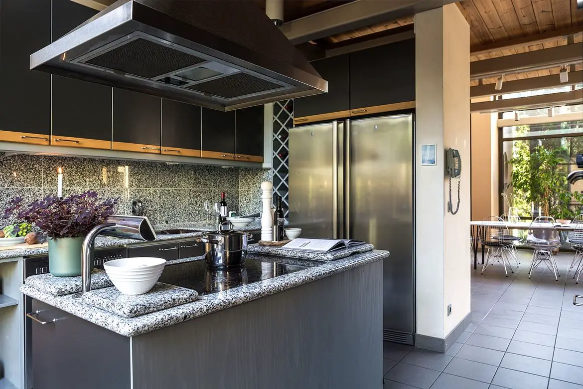 瑞典现代玻璃屋，室内外边界消融，尽享四季美景-7