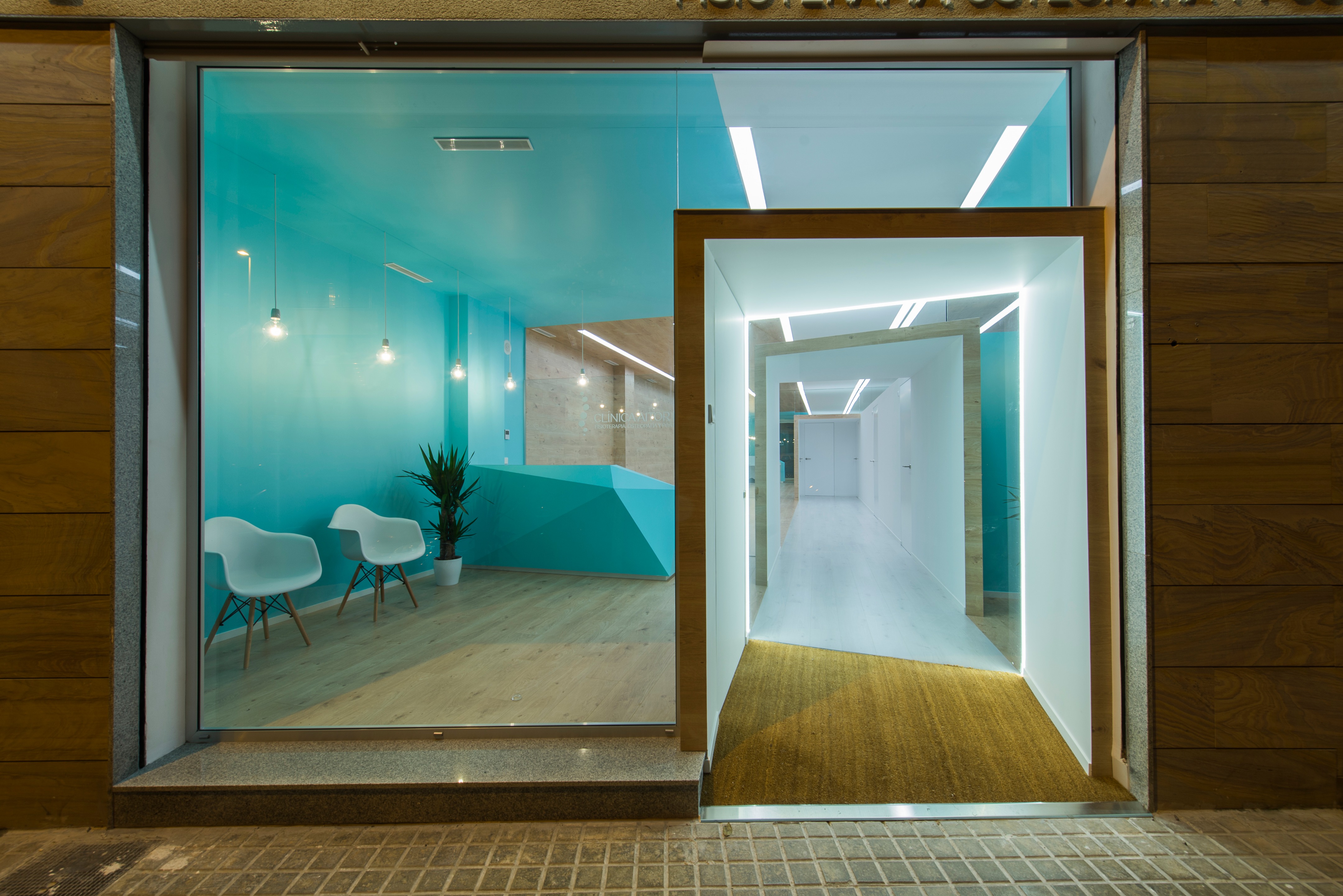 西班牙 Aitor Mira 诊所 | 自然光与木质调的舒适疗法空间-27