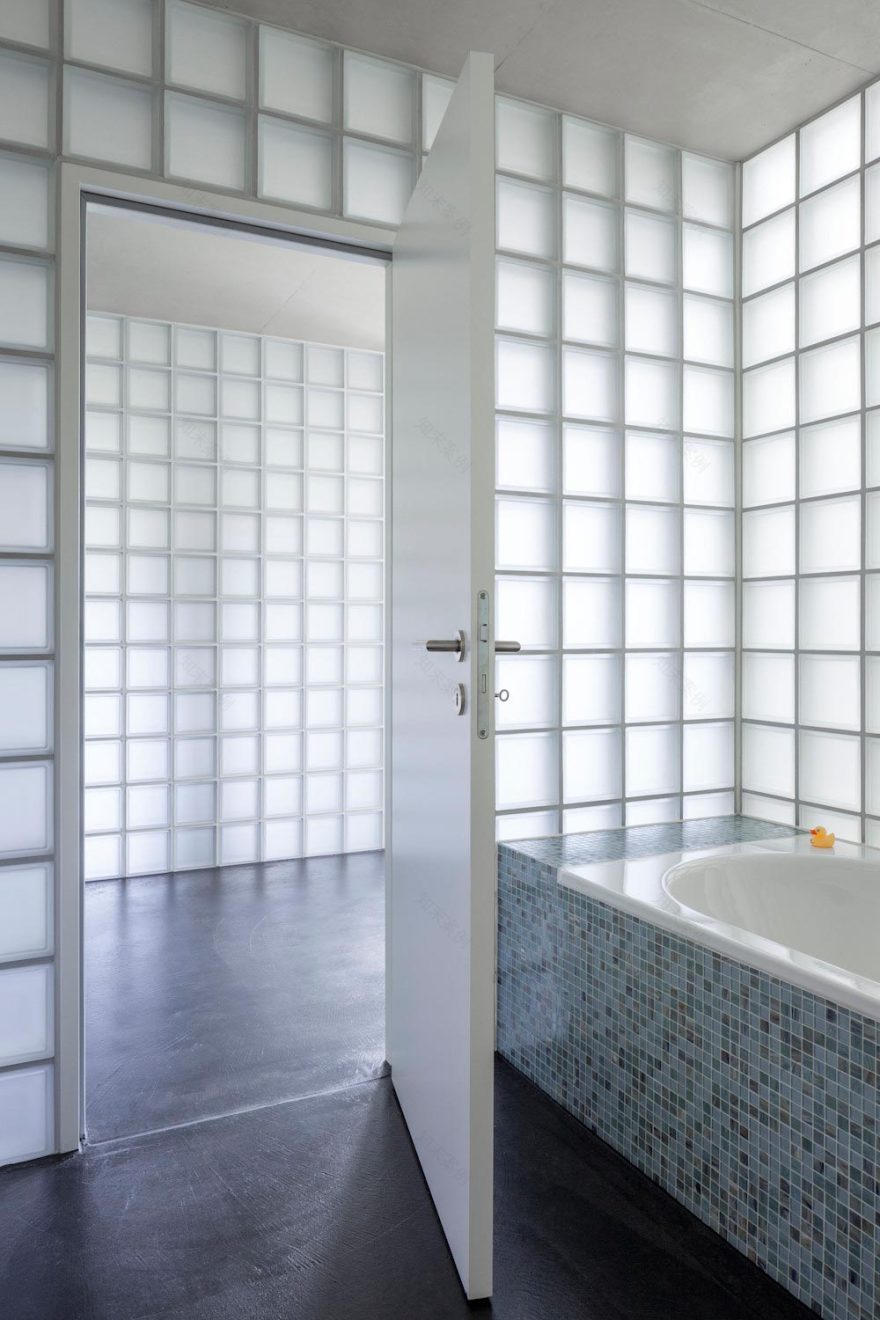 瑞士霍夫斯特滕山坡别墅,弯曲屋顶连接两层空间-16