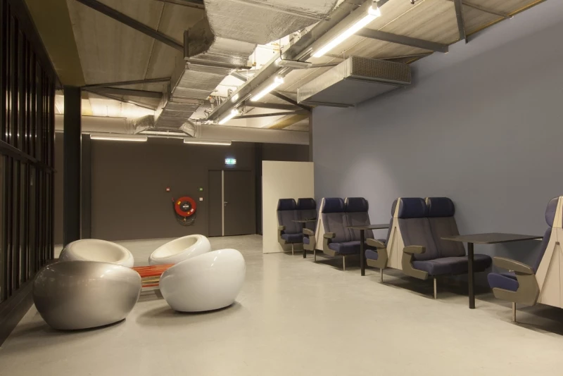 工业区中的绿色创意办公室-13