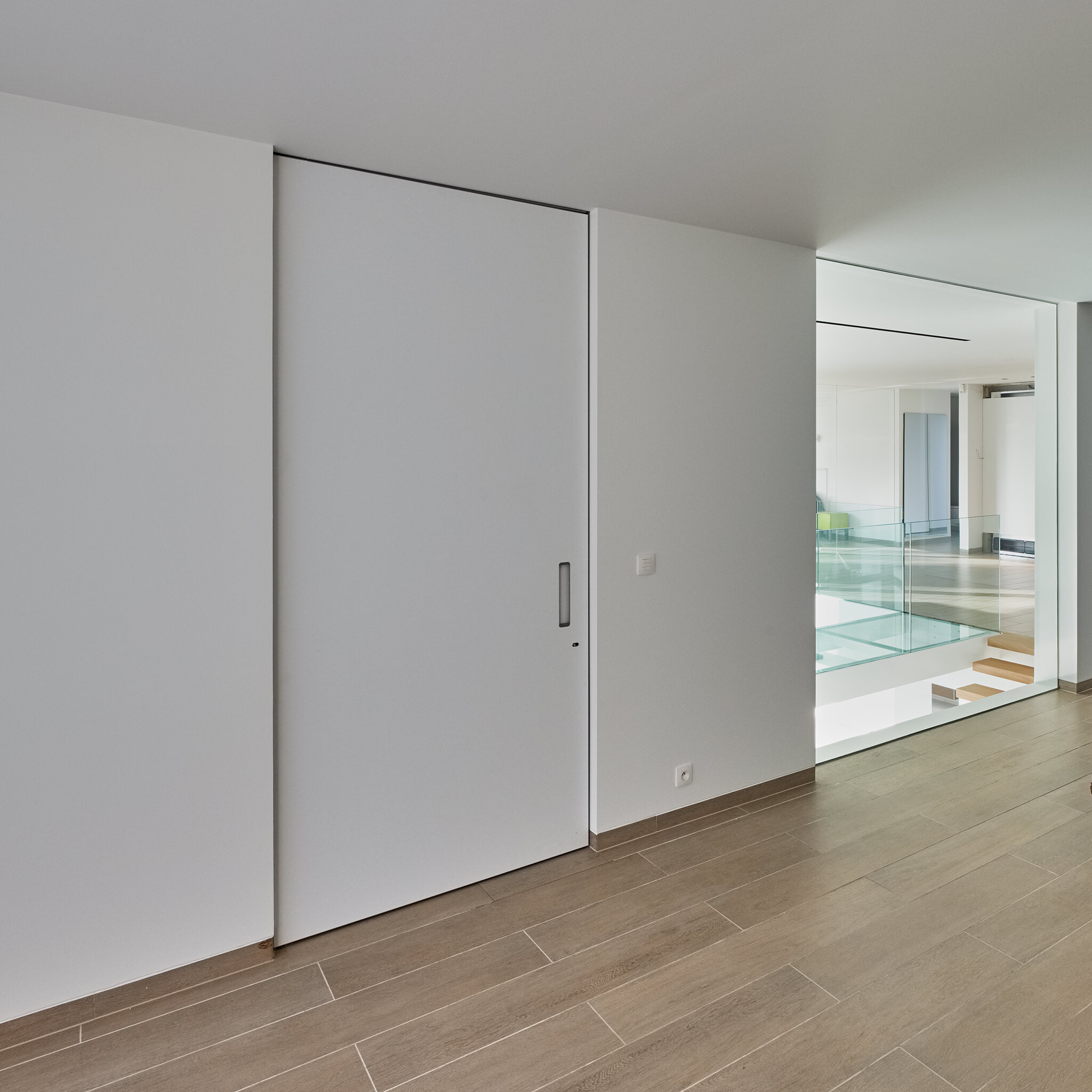 比利时现代住宅中的轻质透明旋转门设计-22