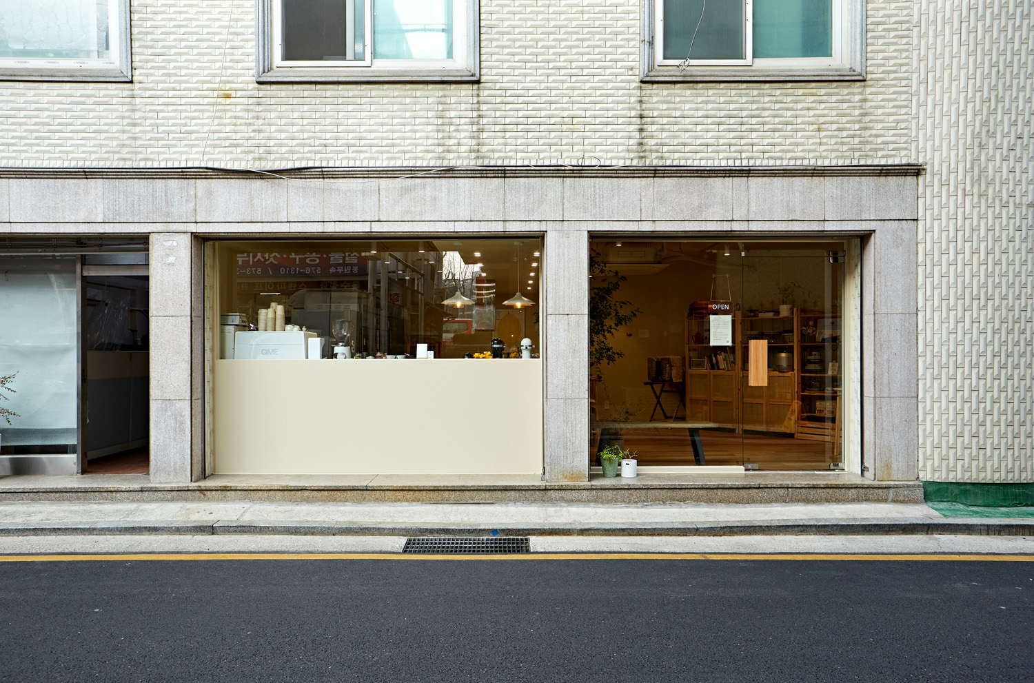 白色与木色交织的 14 平米极简室内设计-2