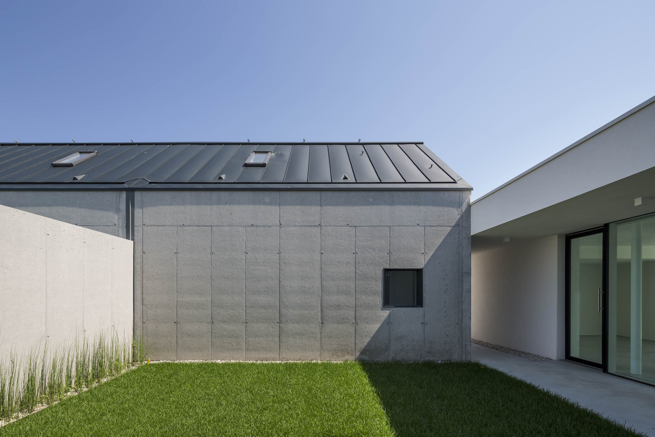 现代简约风格别墅设计，融入自然与私密空间-8