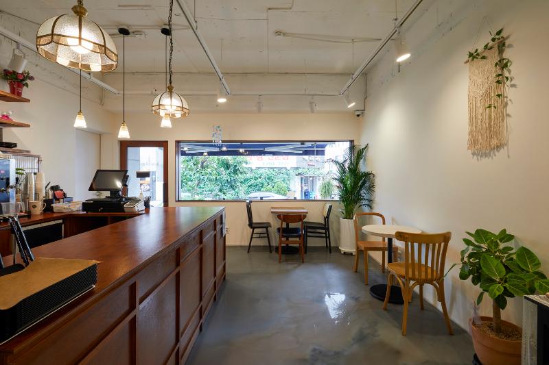 20 平米白色与木质元素咖啡厅设计-4