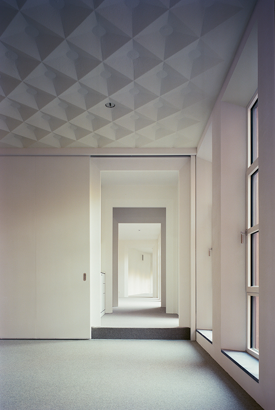 Z33 艺术馆 · 静谧之墙与城市对话-37