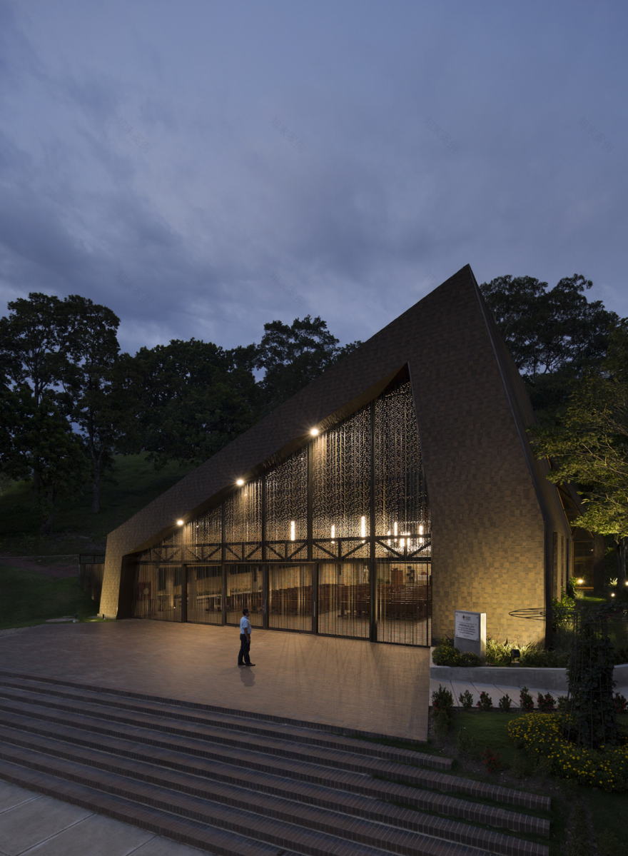 折叠屋顶下的绿意教堂-42