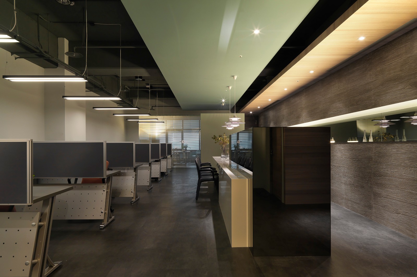 60 坪现代风办公室的绿意与工业时尚-18