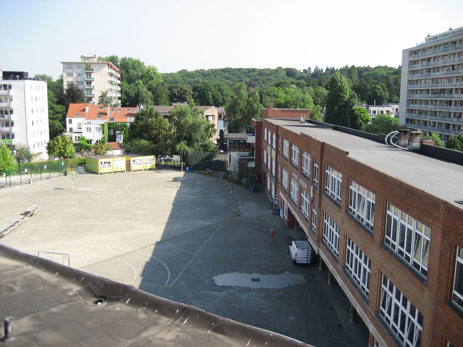 比利时校园灰色操场变身绿色冒险乐园-5