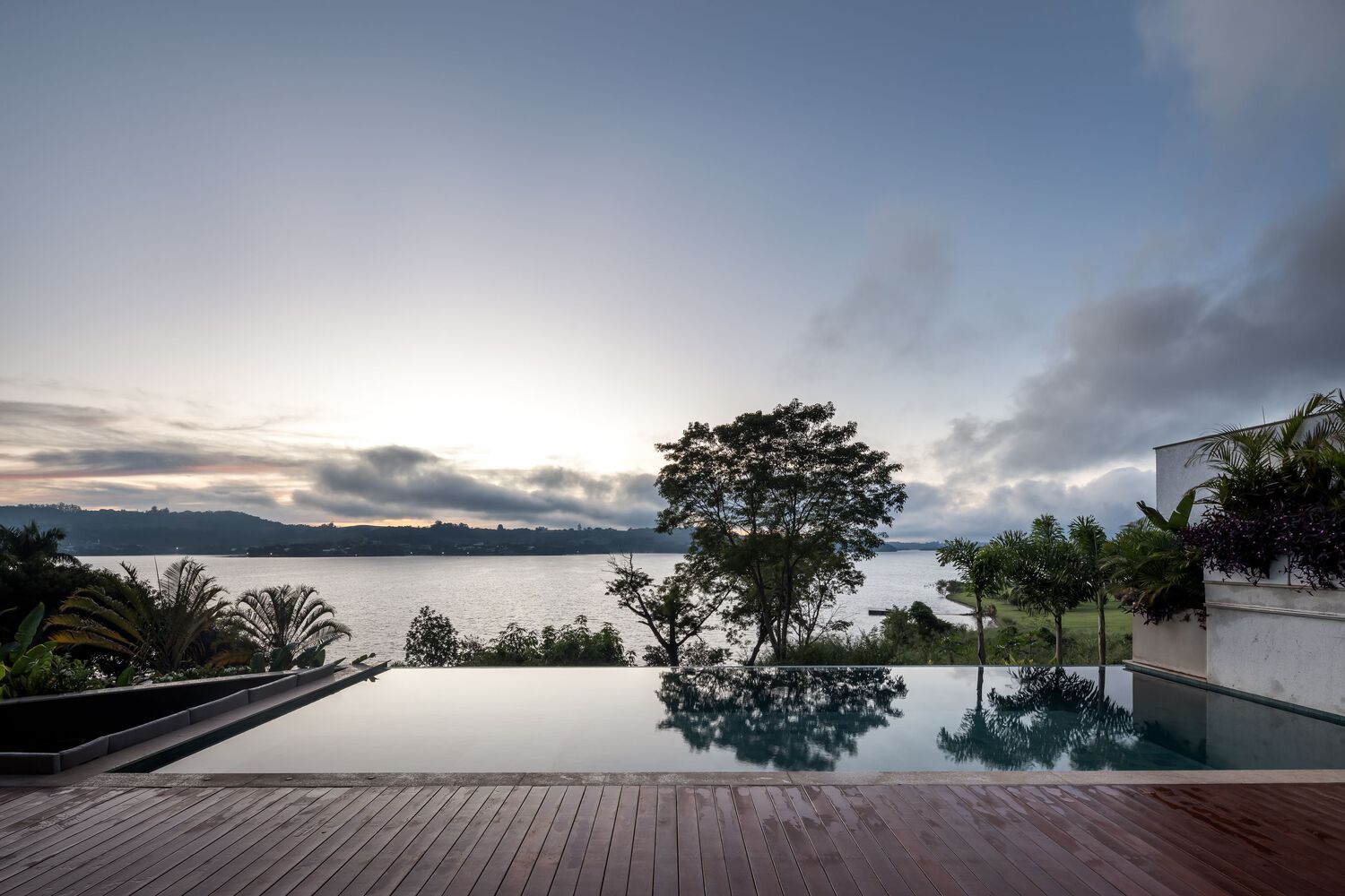 伊瓜苏河畔的绿色住宅-32