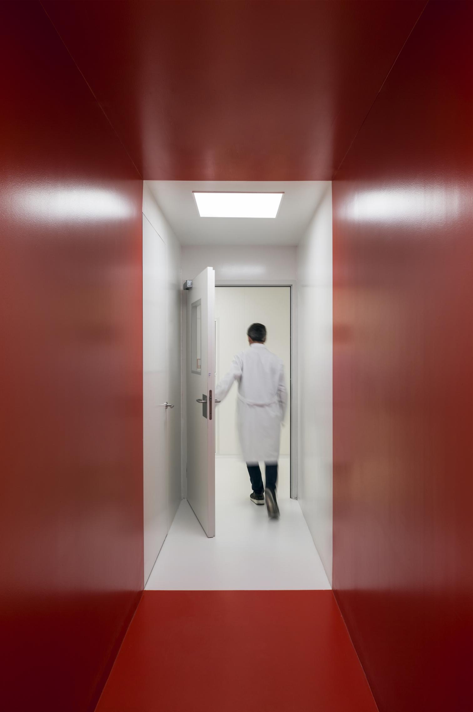 白色网格立面的新医疗建筑 | Idom 的生物十字学院设计-19