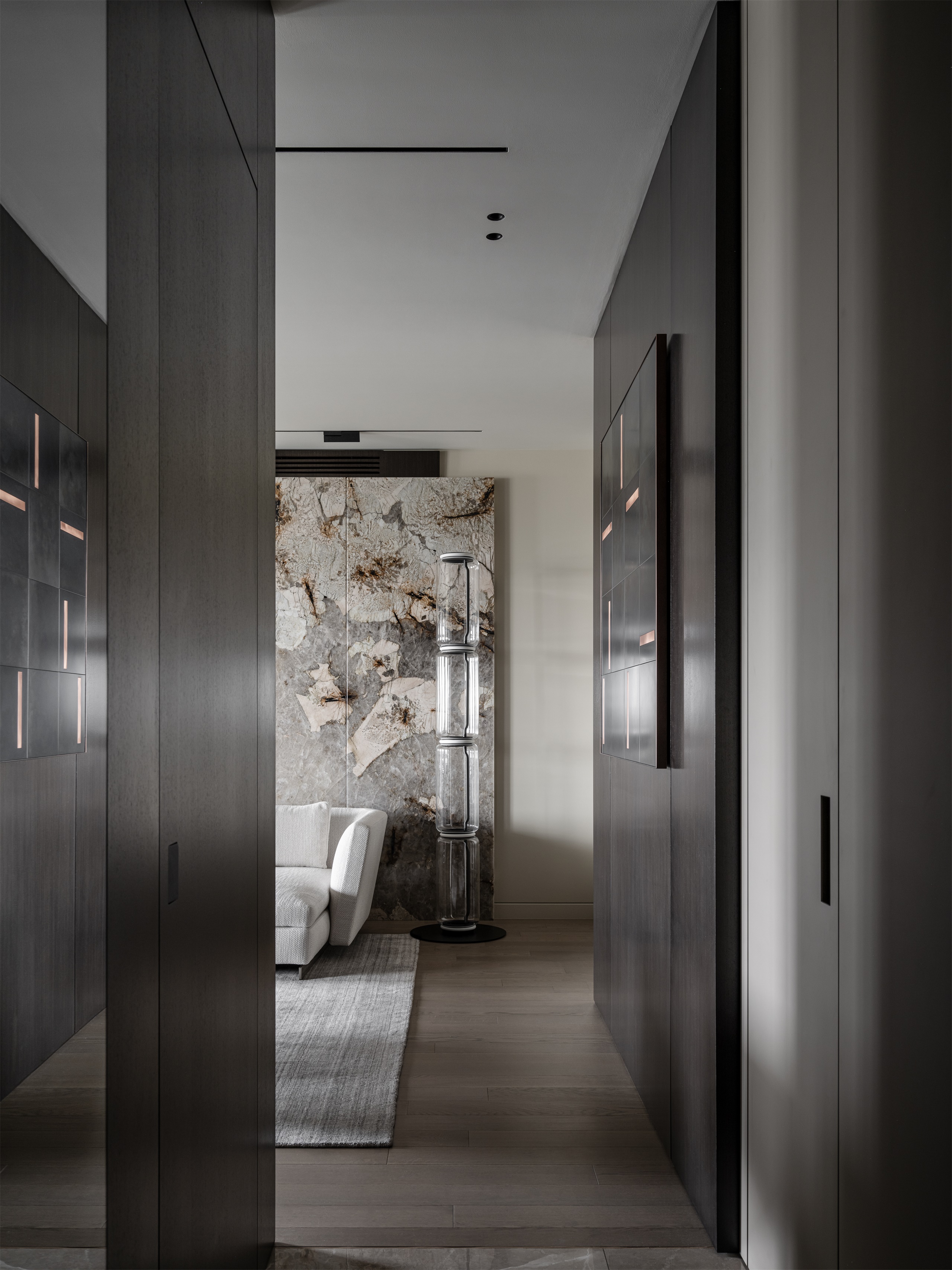 130 平方米深色现代公寓丨斯维特兰娜·李-3