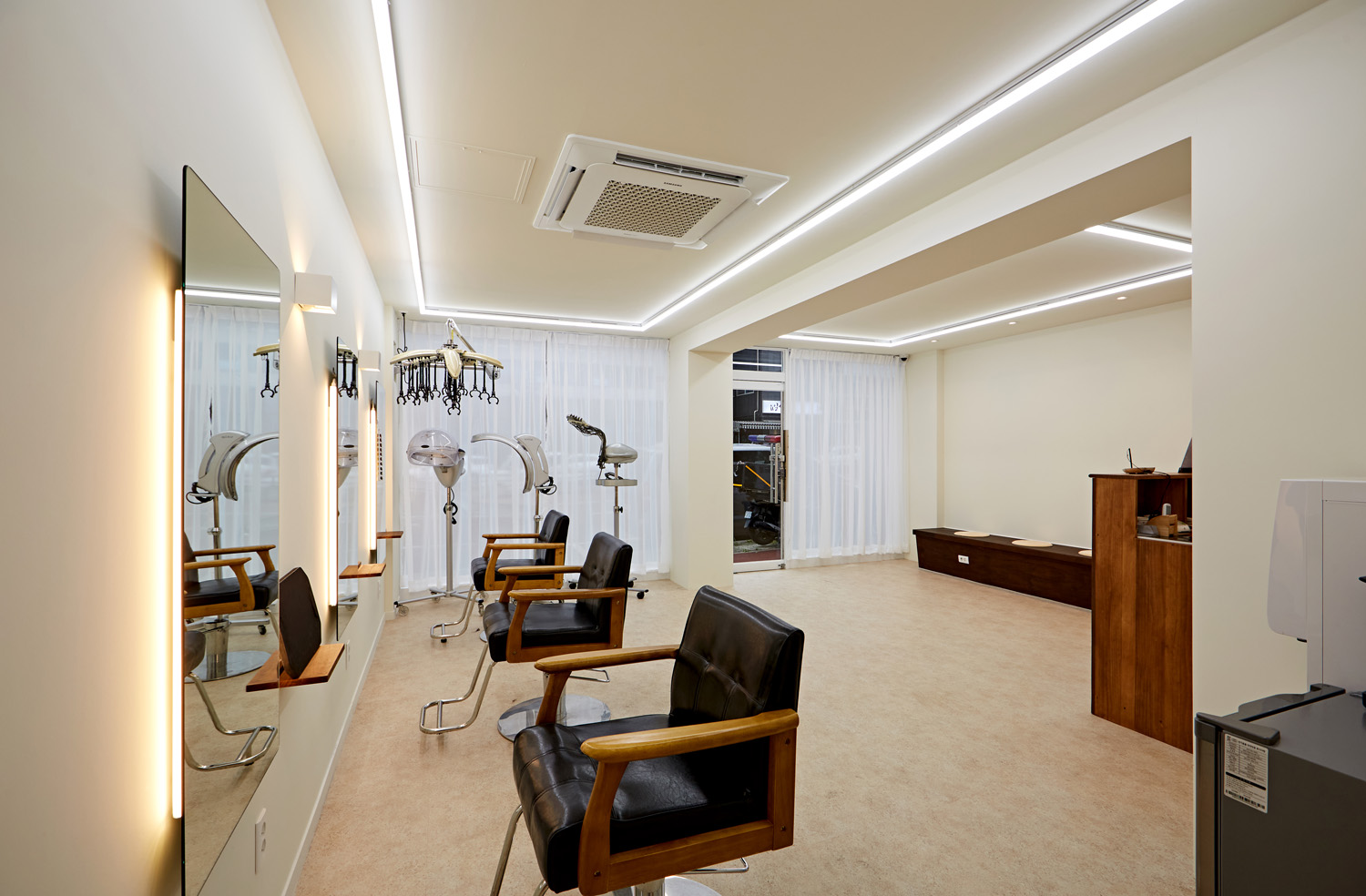 白色与木纹的极简美容室设计-9