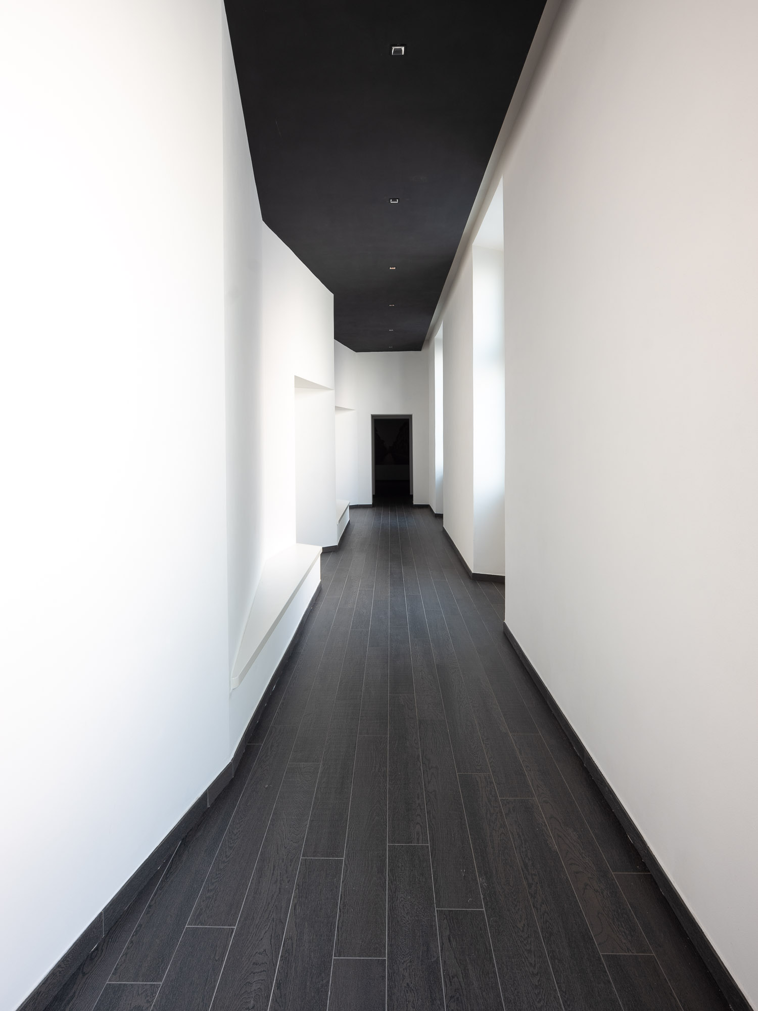 光影交织下的历史教堂修复-35