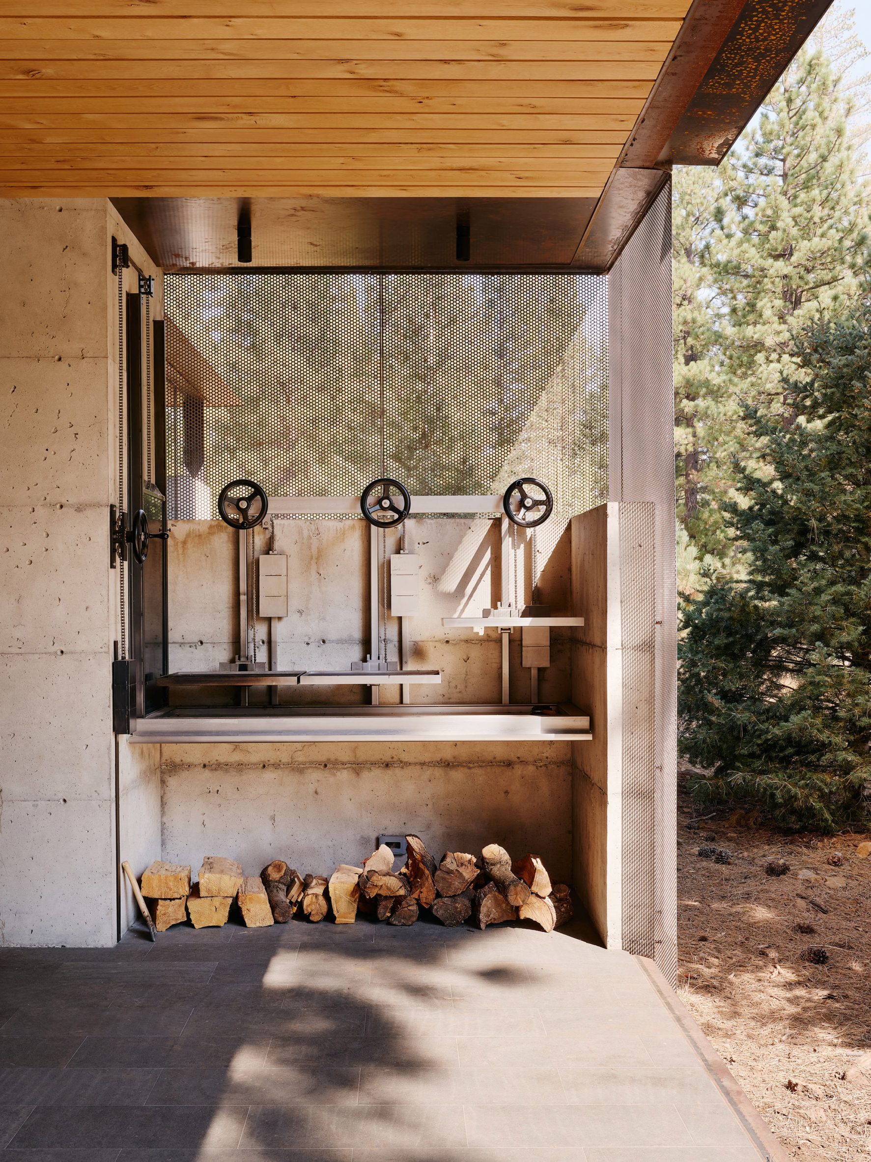 "建筑大师 Tom Kundig 为 Faulkner Architects 创始人打造加州森林中的钢铁树屋"-33