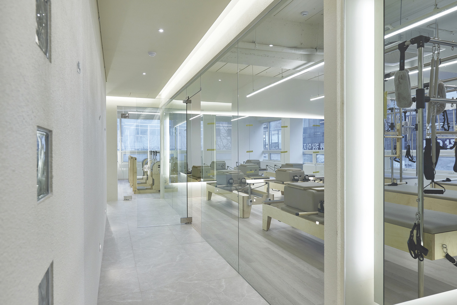 白色典雅，140 平米办公室与公寓的精致设计-15