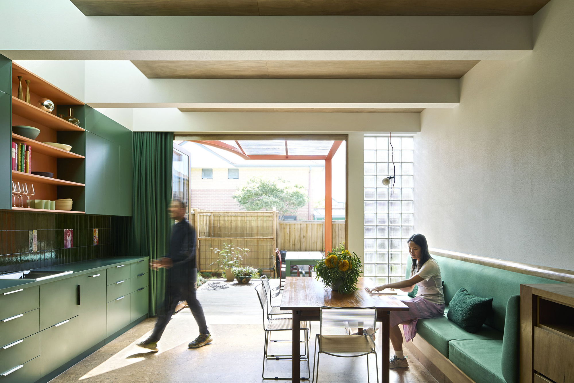 一个聚会的场所（这里House结合语境意译为场所更合适，如果直译为房子也可以，即一个聚会的房子 ） 丨澳大利亚墨尔本丨Sibling Architecture-34