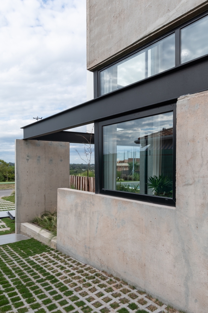 Concrete, cubic Cientocinco House create by JAMStudio arquitectos   Ivanna Cresta with a stunning blend of modernist looking and natural materials 混凝土，立方体的Cientocinco屋，由JAMstudio ArquArchtos伊万娜·克雷斯塔创造，融合了现代派的外观和天然的材料，令人叹为观止。-6