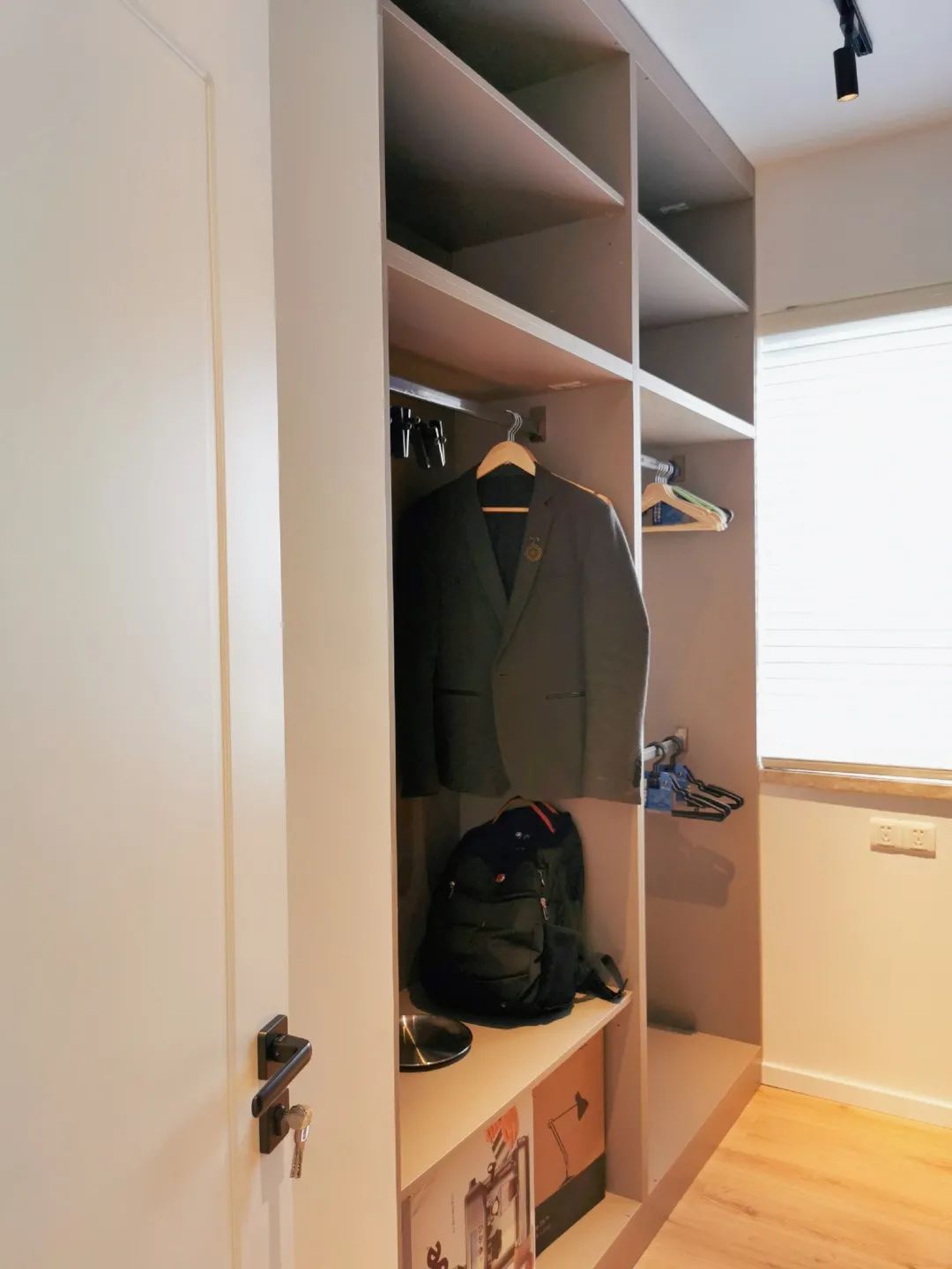 90㎡程序员家居，设备柜、地台、咖啡吧一应俱全-85