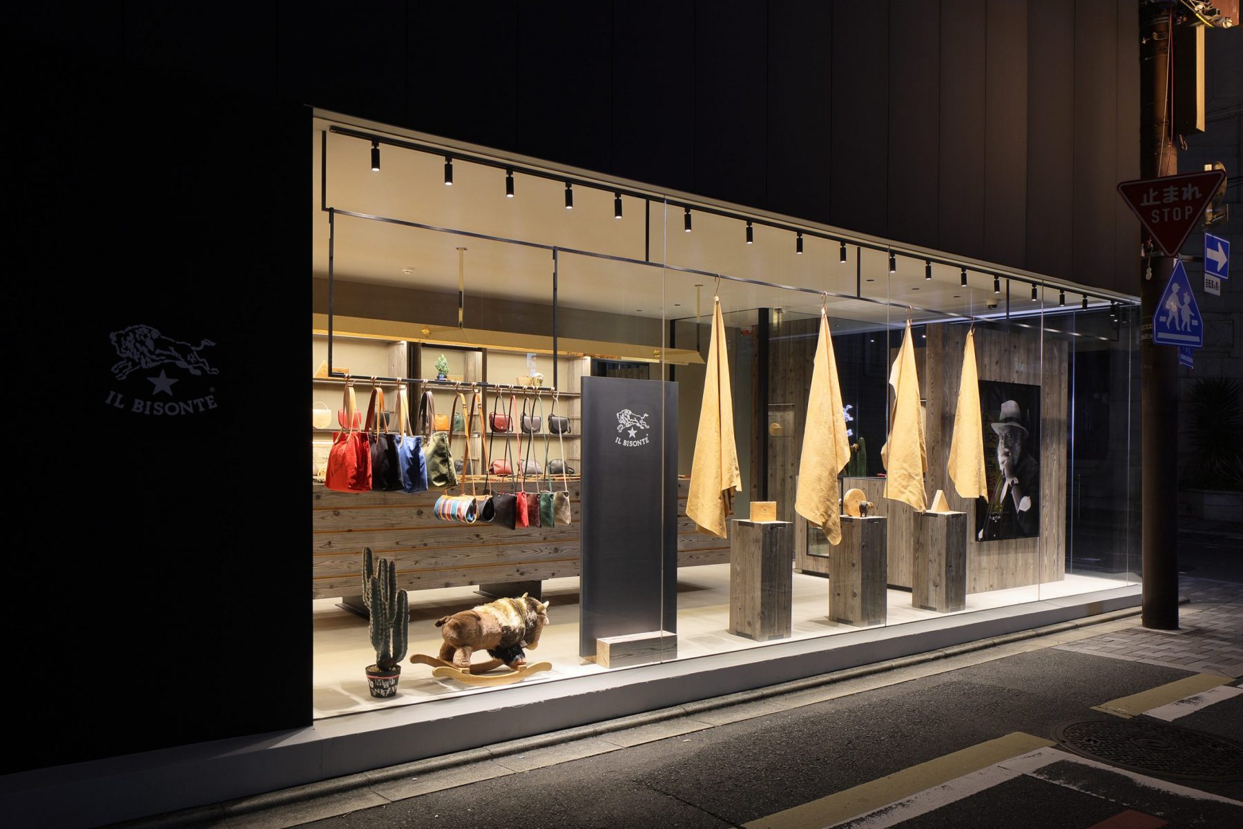 野牛京都三条店

注：IL BISONTE一般是品牌名，音译为野牛 ；KYOTO是京都；SANJO在日本地名里常指三条，这里推测是该品牌位于京都三条的门店相关表述 丨日本京都丨辻村久信氏-3