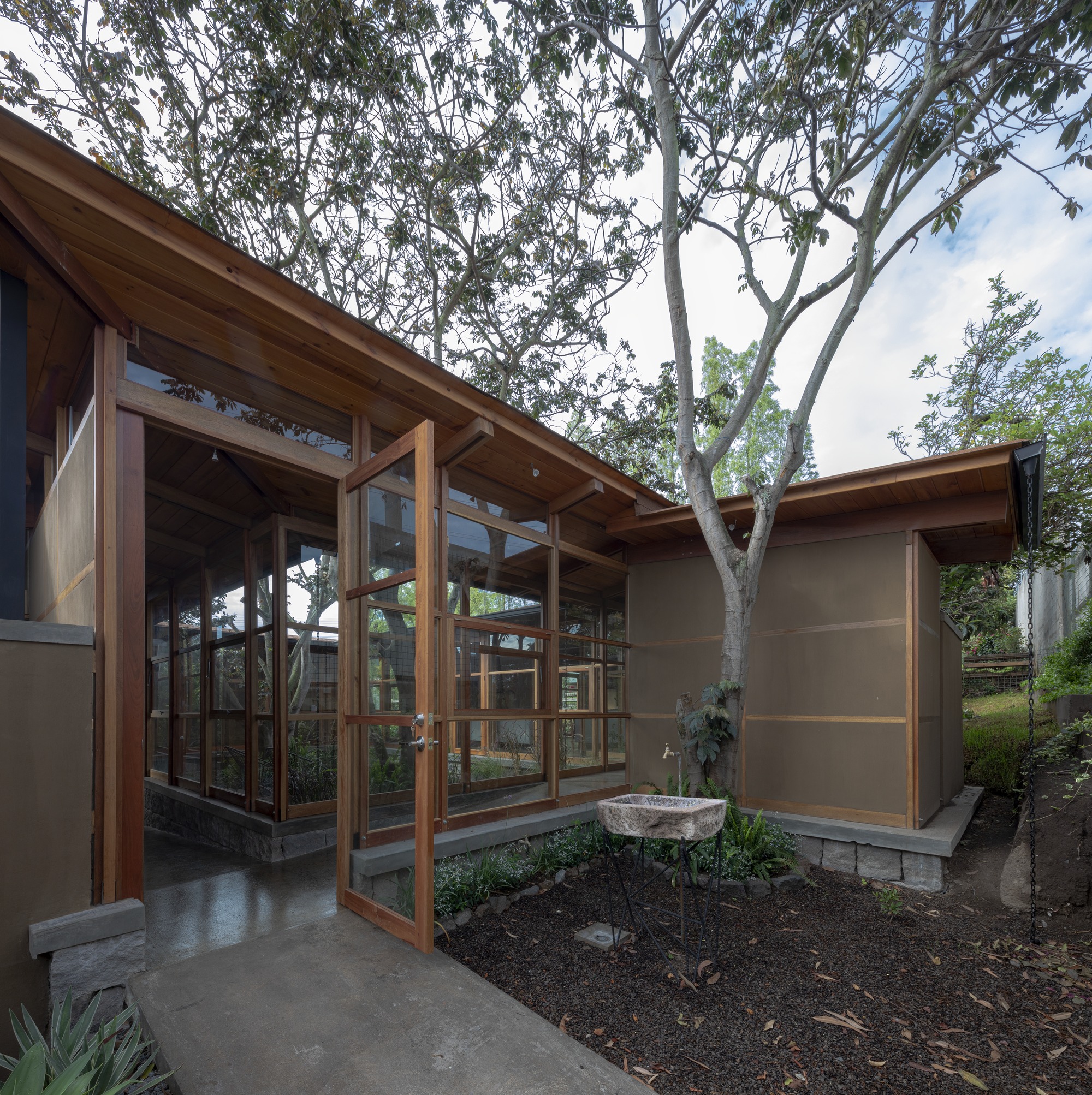 House Among Trees / El Sindicato Arquitectura-42