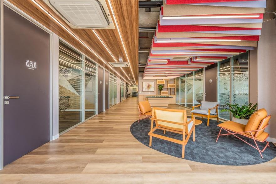 TOTVS 公司总部 | 木质与玻璃的现代企业空间-2