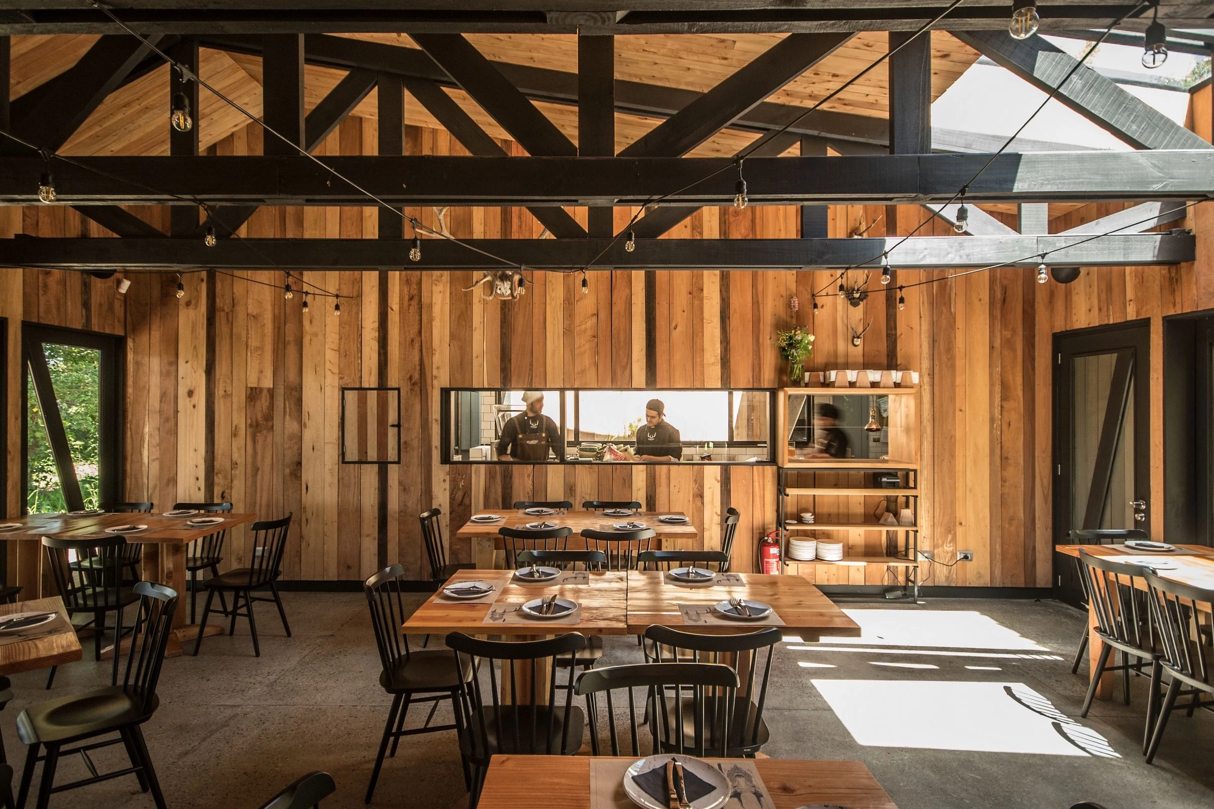 智利湖畔森林中的舒适用餐空间-37