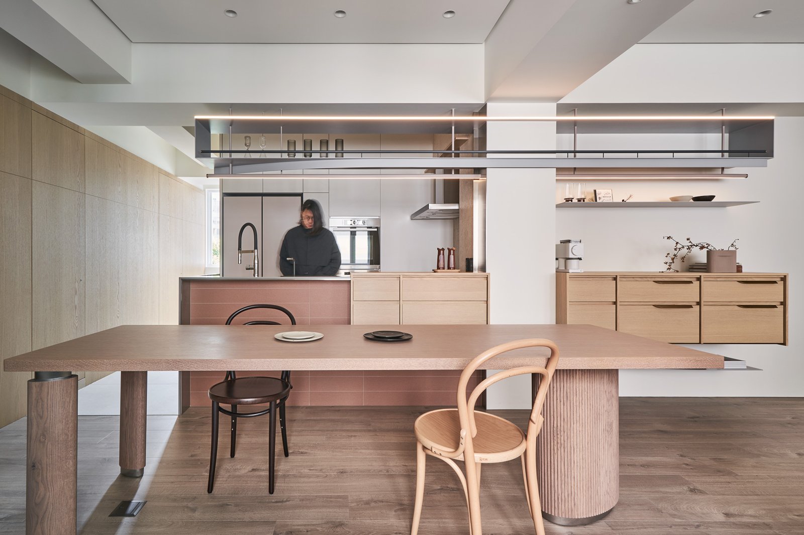 從「有靈魂的餐桌」開始滋養家的故事！用溫和時髦的磚紅色，描繪以餐廚空間為核心的起居光景 — Hey!Cheese-0