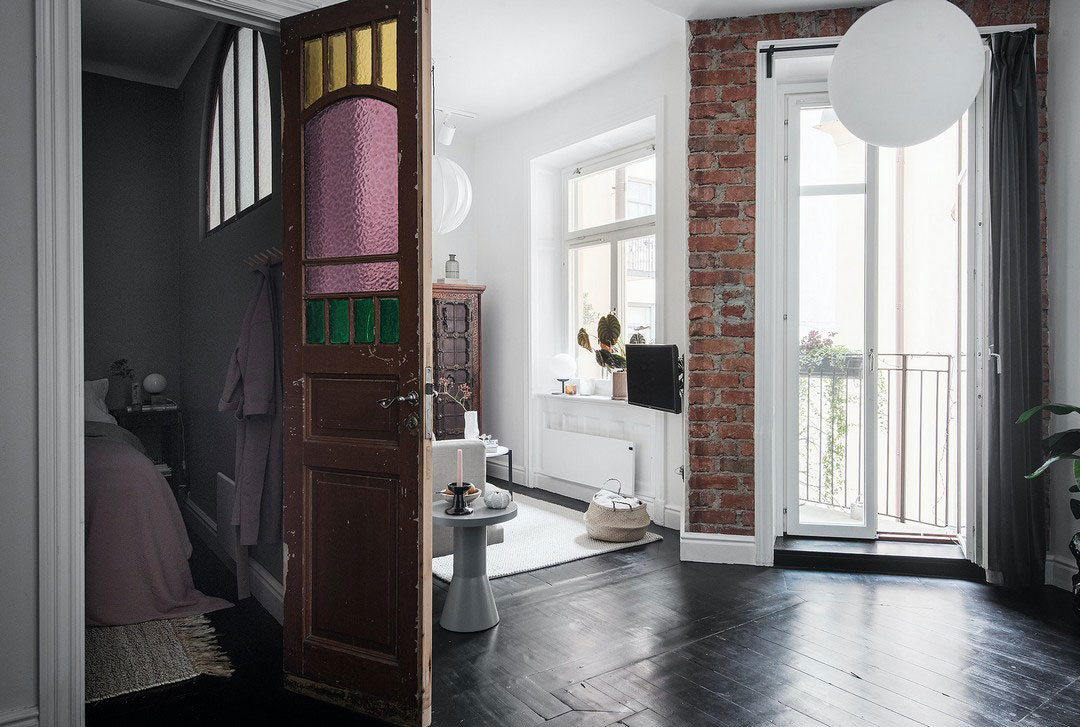 瑞典 42 平米奇趣公寓 | 彩绘玻璃门与黑色木地板的创意设计-6