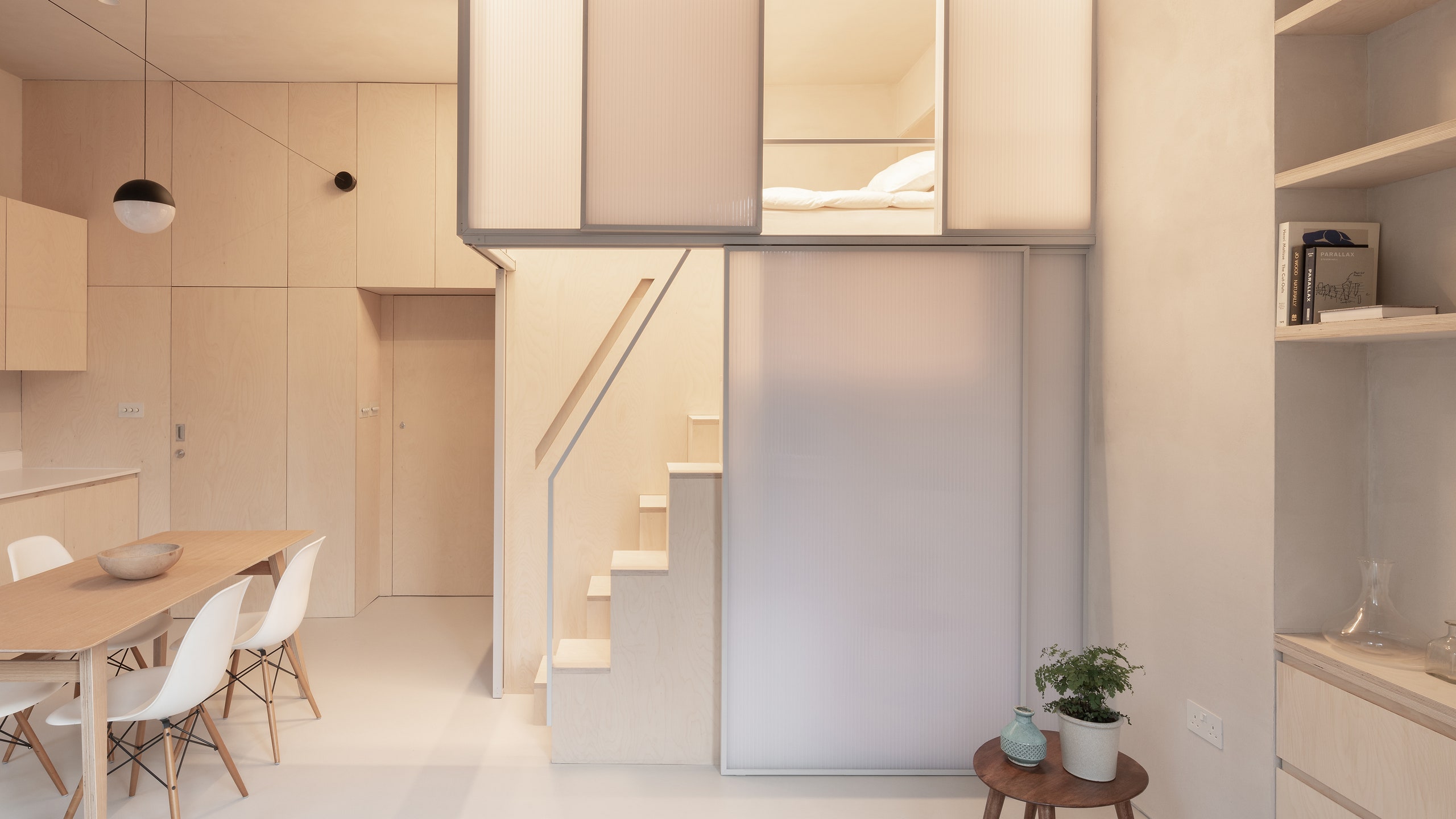 Ces astuces pour exploiter la hauteur et gagner de la place dans un petit appartement | AD Magazine-0