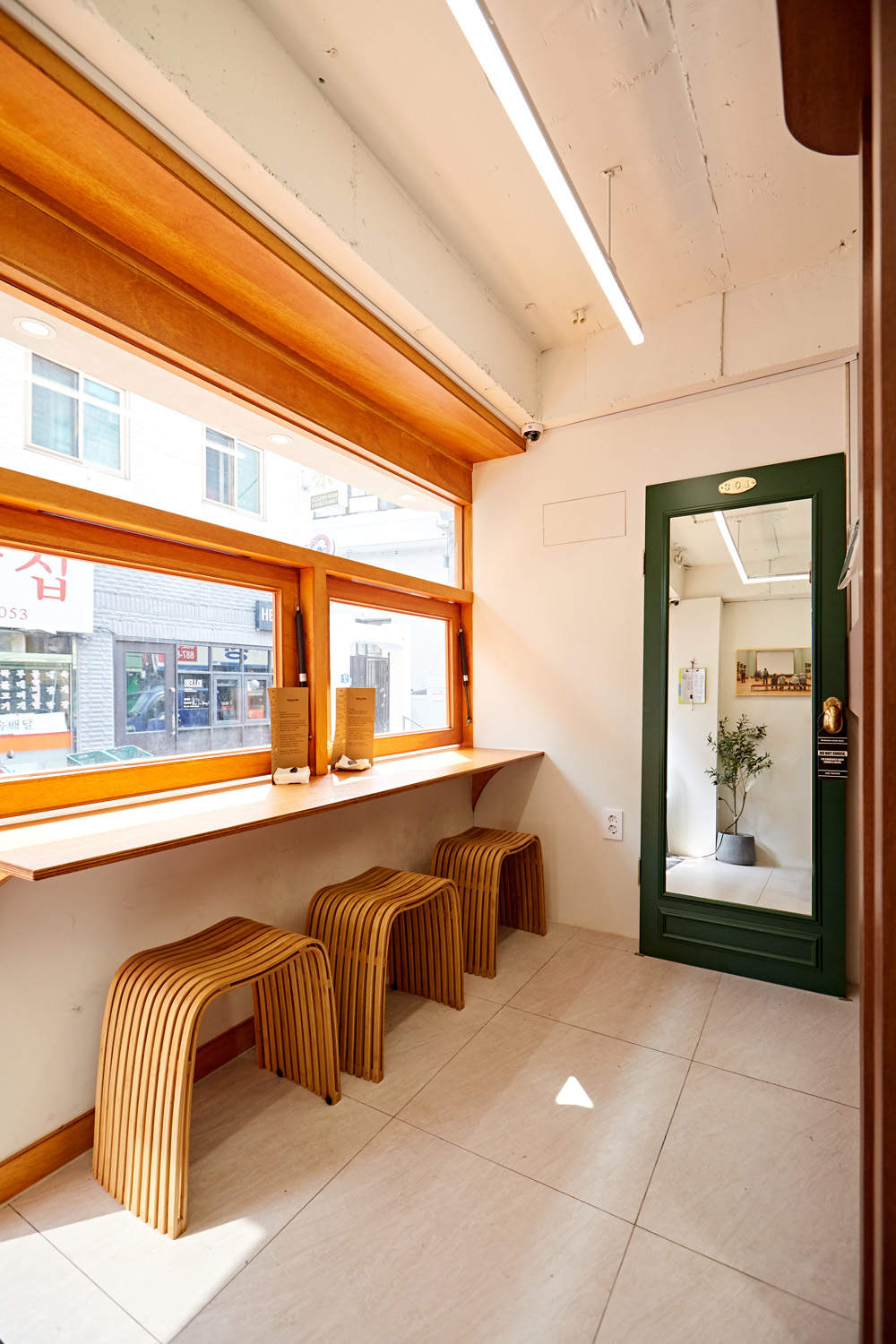 白色与木质的极简设计，打造 11 平的小户型公寓-11