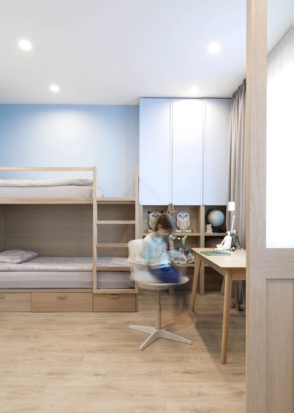 色彩项目 · 充满艺术气息的 2021 年家庭公寓设计丨保加利亚布尔加斯丨Think Forward-11