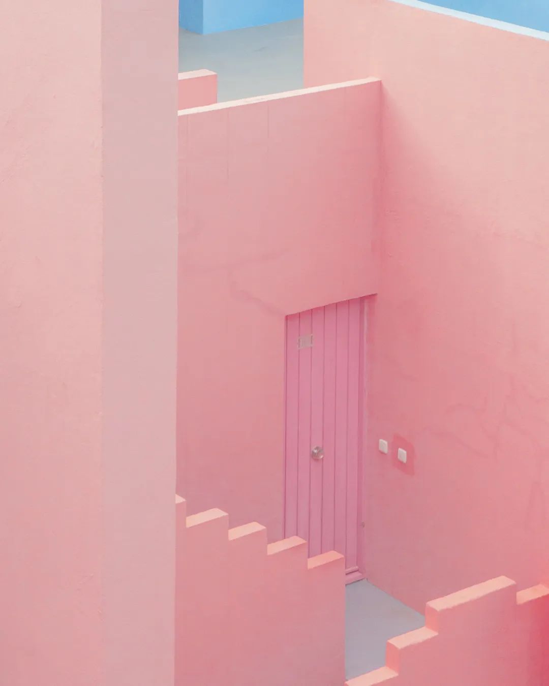 红墙 | 后现代公寓综合体的纯粹色彩与迷宫式空间-25